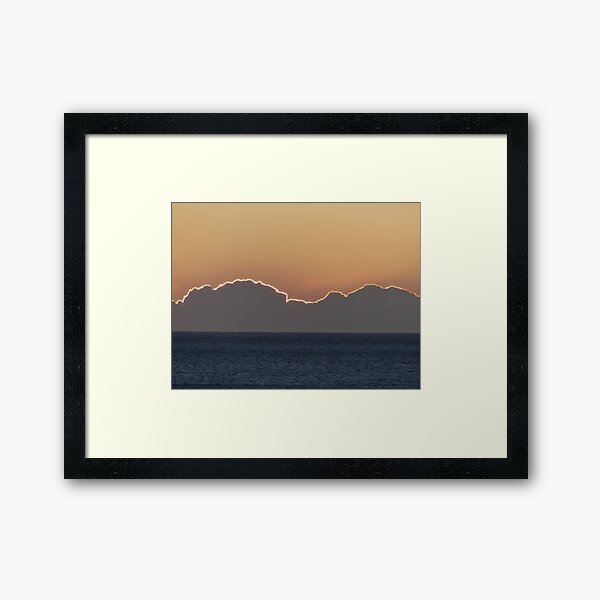 Aperçu de l'œuvre Lights and Clouds – Golden Hour Seascape créée et vendue par DeepFrame.