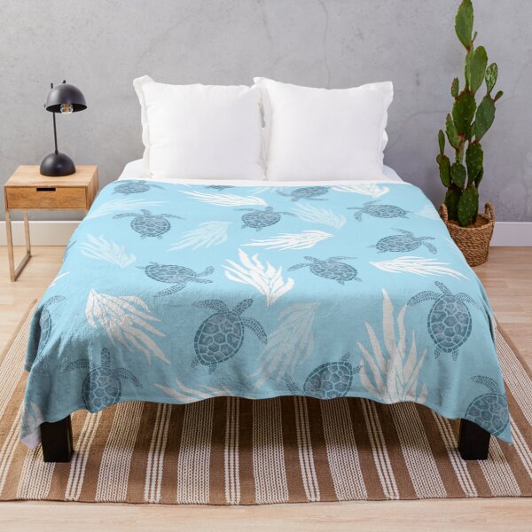 Aperçu de l'œuvre Un motif aquarelle de tortues de mer nageant parmi les coraux avec un fond bleu côtier doux créée et vendue par Hillary Holt.