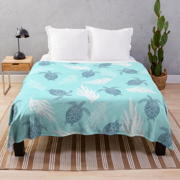 Aperçu de l'œuvre Un motif aquarelle de tortues de mer nageant parmi les coraux avec un doux fond turquoise côtier créée et vendue par Hillary Holt.