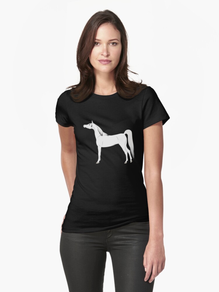 Aperçu 1 sur 3. T-shirt moulant avec l'œuvre Cheval Arabe, dessin cheval gris, cheval oriental, races de chevaux de l'Arabie Saoudite créée et vendue par WebEquitation.