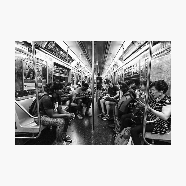 Artikel-Vorschau von Das Leben in einem New Yorker U-Bahn-Wagen, designt und verkauft von PostSovietArt.