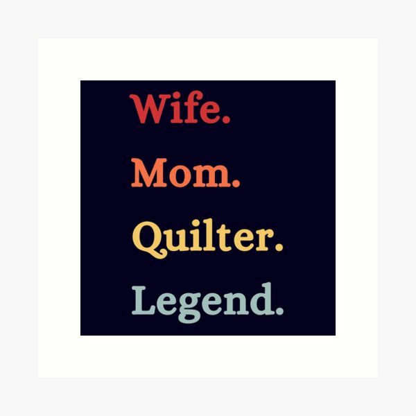Aperçu de l'œuvre Légende de la couturière épouse-maman - Citation de quilting rétro - Quilting Lover créée et vendue par Wiss2Arts.