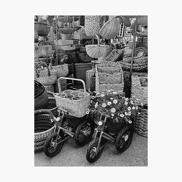 Vista previa del artículo con la obra «Puesto de Mercado en Blanco y Negro – Cestas, Flores y Mini Bicicletas», diseñado y vendido por Lai-a.
