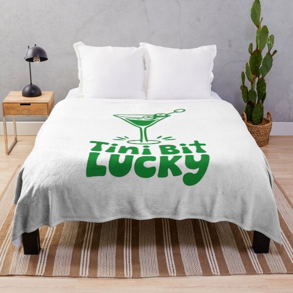 Aperçu de l'œuvre Tini Bit Lucky Patrick's Day créée et vendue par vintagearttee.