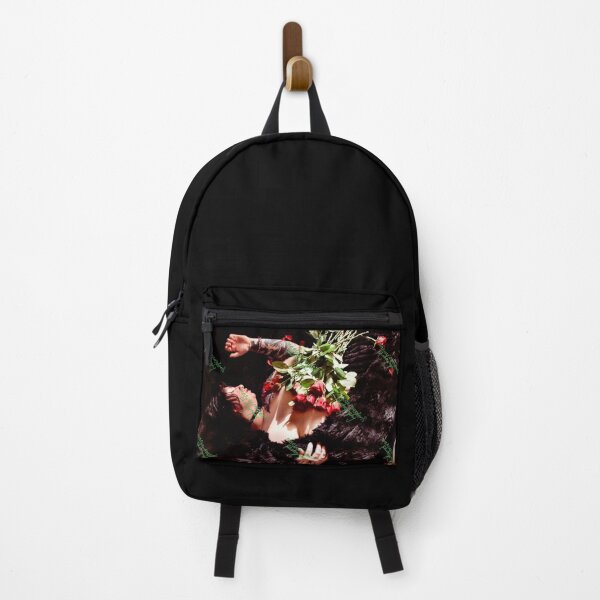 Vista previa del artículo con la obra «Mujer alternativa recostada con rosas en color mejorado», diseñado y vendido por ManiacMaxton.