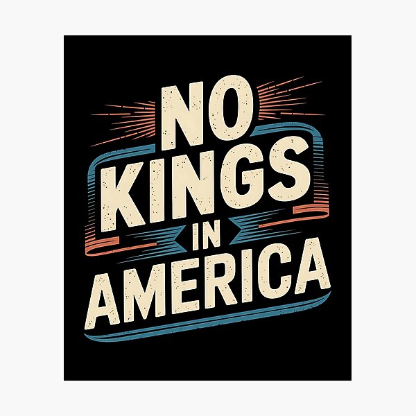 Artikel-Vorschau von Keine Könige in Amerika – Dieses mutige Geschenk ist perfekt für Freidenker, Patrioten und Verteidiger der Demokratie, die ihre Werte und ihren Widerstand gegen die Monarchie zum Ausdruck bringen möchten., designt und verkauft von ZyziowskyArt.
