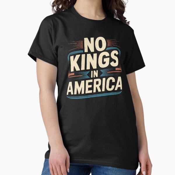 Artikel-Vorschau von Keine Könige in Amerika – Dieses mutige Geschenk ist perfekt für Freidenker, Patrioten und Verteidiger der Demokratie, die ihre Werte und ihren Widerstand gegen die Monarchie zum Ausdruck bringen möchten., designt und verkauft von ZyziowskyArt.