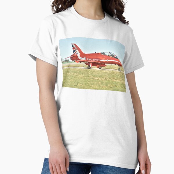 Vista previa del artículo con la obra «Flecha roja en la RAF Lossiemouth», diseñado y vendido por Derren Jones.