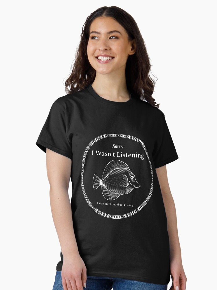 Imagen 1 de 7, Camiseta clásica con la obra Pensando en pescar, diseñada y vendida por Mandyforster.