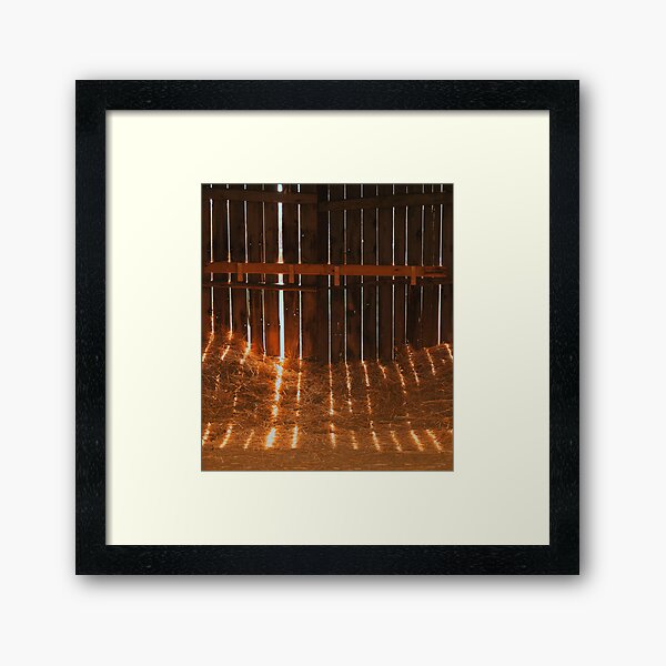 Vista previa del artículo con la obra «La luz del día brilla a través de las láminas de la pared de un granero sobre el heno», diseñado y vendido por CountyKent.