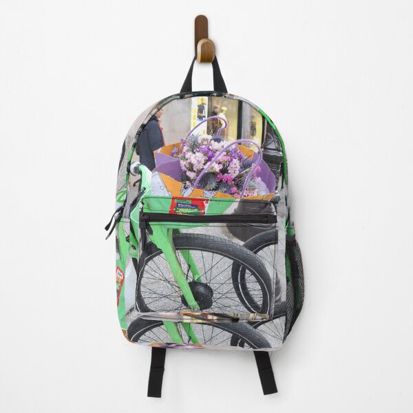 Aperçu de l'œuvre Sac de fleurs de Paris dans un panier de vélo créée et vendue par BlackBeret.