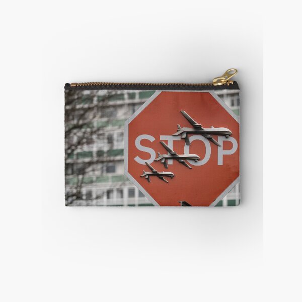 Aperçu de l'œuvre Installation Stop War de Banksy – Une déclaration anti-guerre audacieuse créée et vendue par So Sorted Design.