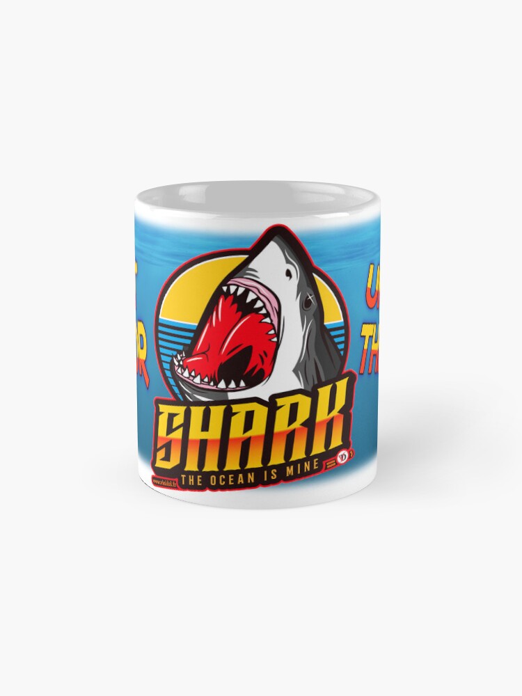 Aperçu 4 sur 6. Mug à café avec l'œuvre Été 11. Shark The Ocean Is Mine. créée et vendue par Vinidal.