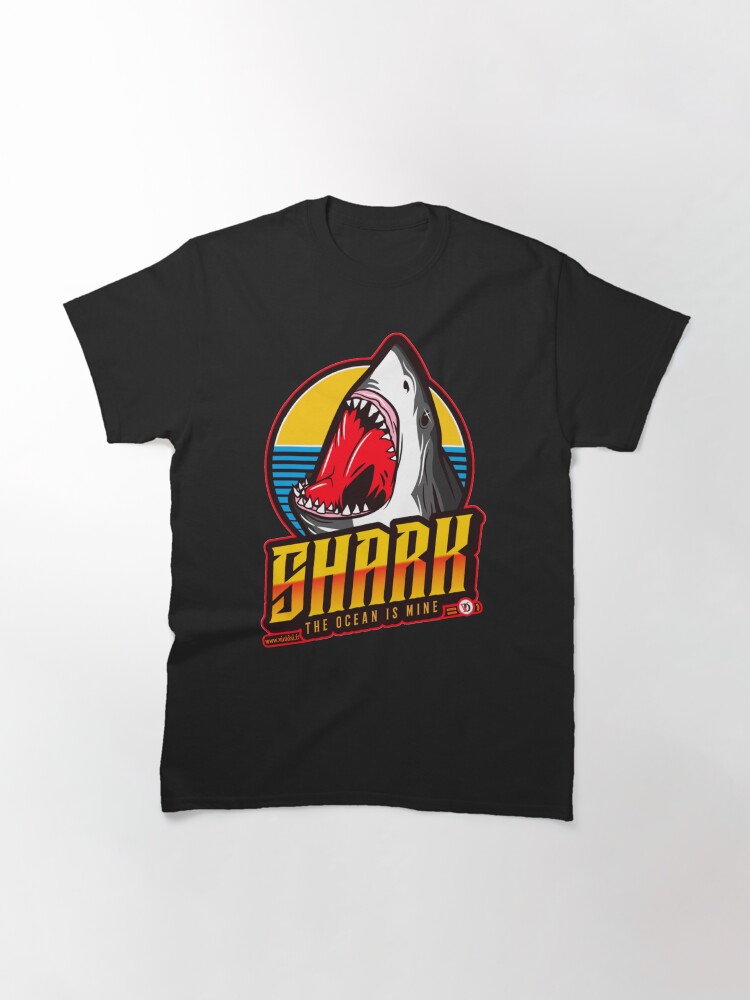 Aperçu 3 sur 7. T-shirt classique avec l'œuvre Été 11. Shark The Ocean Is Mine. créée et vendue par Vinidal.