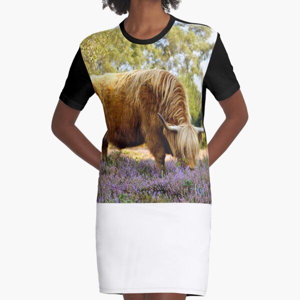 Vista previa del artículo con la obra «Vaca de las Highlands en el brezo», diseñado y vendido por Theonebespoke.