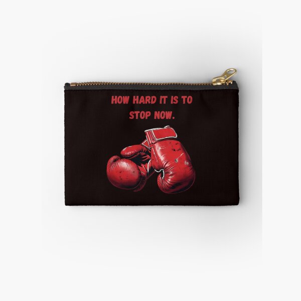 Artikelvorschau, Abgenutzte Boxhandschuhe - kampferprobte Sportillustration entworfen und verkauft von GrafiShop.