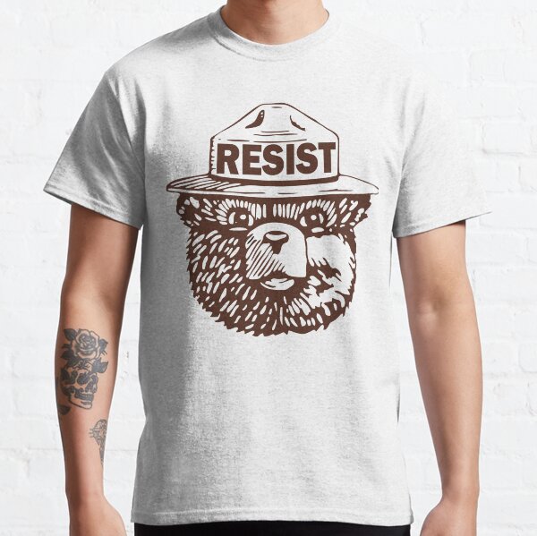 Vista previa del artículo con la obra «Resiste a Smokey», diseñado y vendido por philosophetee.