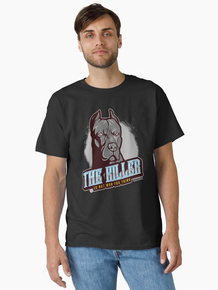 Aperçu 1 sur 7. T-shirt classique avec l'œuvre Anar-18-THE KILLER. créée et vendue par Vinidal.