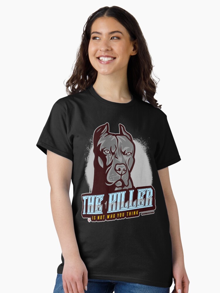 Aperçu 2 sur 7. T-shirt classique avec l'œuvre Anar-18-THE KILLER. créée et vendue par Vinidal.