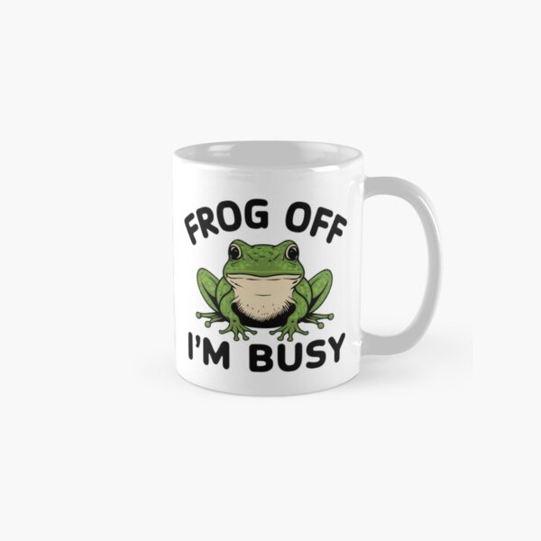 Aperçu de l'œuvre Grenouille dehors, je suis occupée | Jeu de mots amusant sur les grenouilles | Humour sarcastique sur les amphibiens | Citation impertinente sur les animaux créée et vendue par PaintedPixels01.