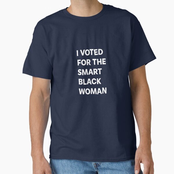 Vista previa del artículo con la obra «YO VOTÉ POR LA MUJER NEGRA INTELIGENTE», diseñado y vendido por Say The Thing Tee.