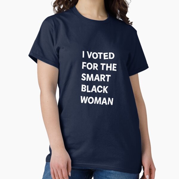 Vista previa del artículo con la obra «YO VOTÉ POR LA MUJER NEGRA INTELIGENTE», diseñado y vendido por Say The Thing Tee.