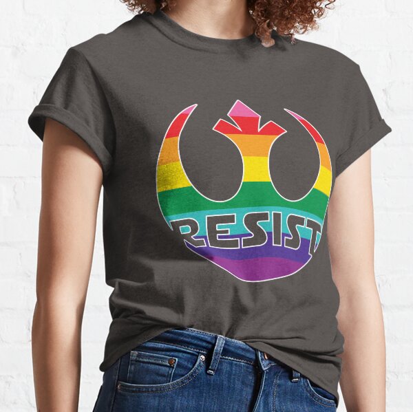 Vista previa del artículo con la obra «RESISTIR LA OPRESIÓN LGBT - RESISTENCIA A LA REBELIÓN QUE SE JODAN A TRUMP, QUE SE JODAN A MUSK, QUE SE JODAN AL GOP», diseñado y vendido por Prometheus31.