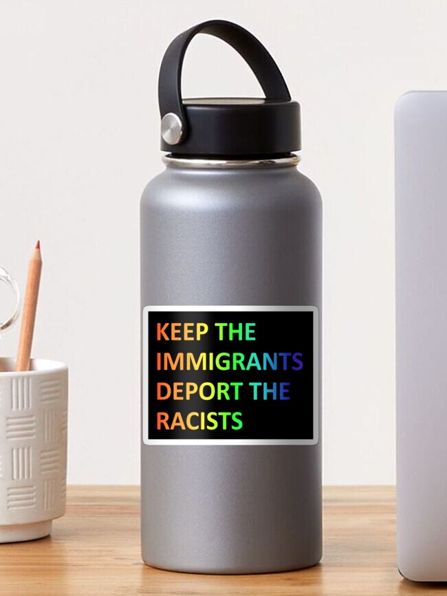 Imagen 1 de 3, Pegatina con la obra Mantener a los inmigrantes, deportar a los racistas, diseñada y vendida por LeftAF.