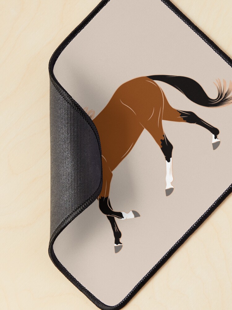 Aperçu 2 sur 5. Tapis de souris avec l'œuvre Cheval Barbe, dessin cheval bai, cheval de selle, races de chevaux du Maroc créée et vendue par WebEquitation.