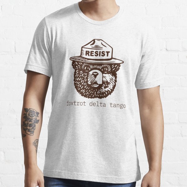 Vista previa del artículo con la obra «FDT Resist Bear - Foxtrot Delta Tango Anti Trump», diseñado y vendido por TitoDesignerr.