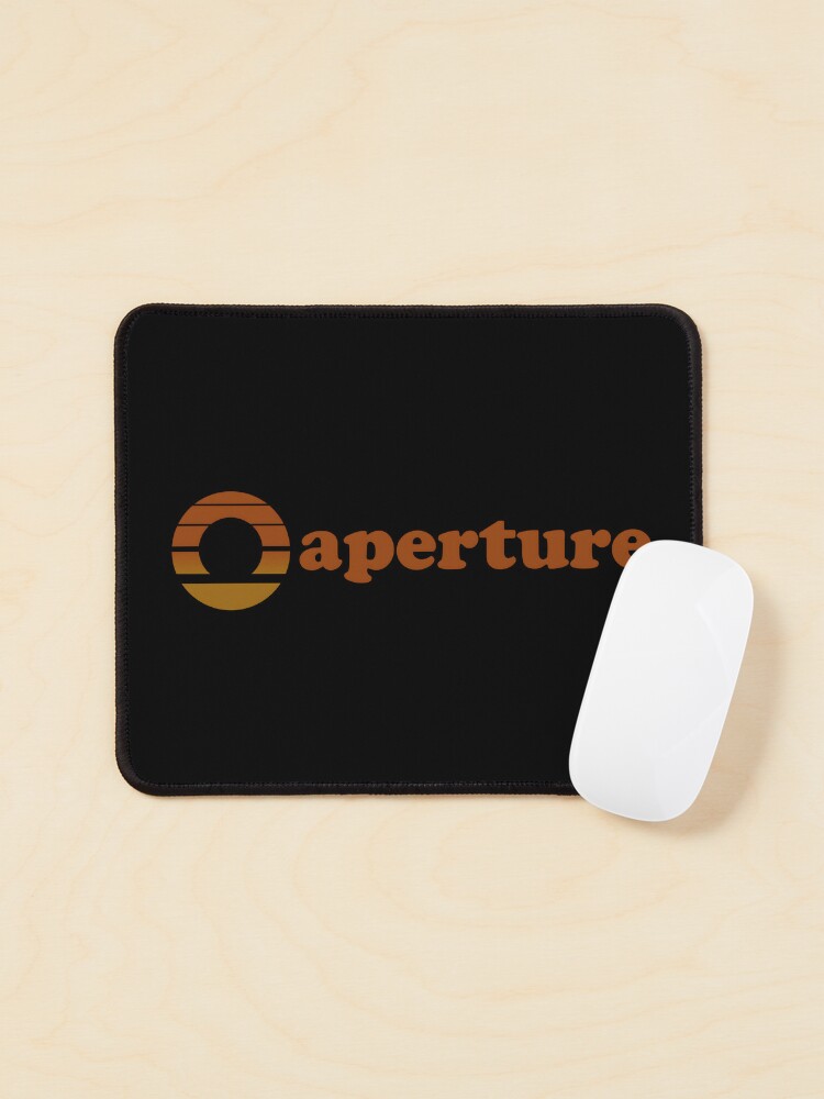 Aperçu 1 sur 5. Tapis de souris avec l'œuvre logo d'ouverture créée et vendue par MolnFabrik.