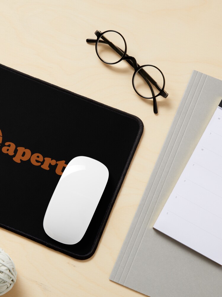 Aperçu 3 sur 5. Tapis de souris avec l'œuvre logo d'ouverture créée et vendue par MolnFabrik.