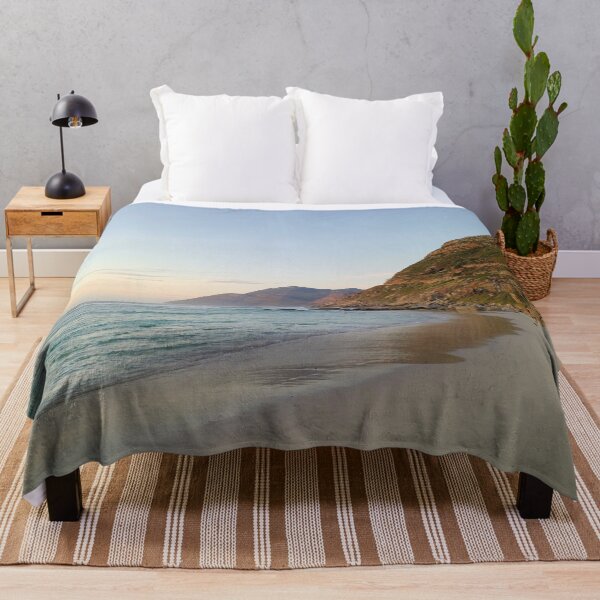 Vista previa del artículo con la obra «Playa junto a la montaña», diseñado y vendido por Ashley Beckton.