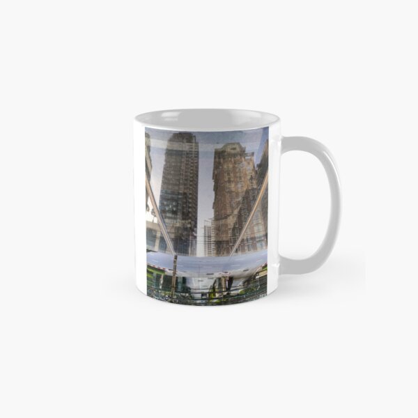 Vista previa del artículo con la obra «Una toma en perspectiva única que refleja dos edificios altos sobre una superficie reflectante, posiblemente vidrio o metal.», diseñado y vendido por BARTISTA DESIGN.