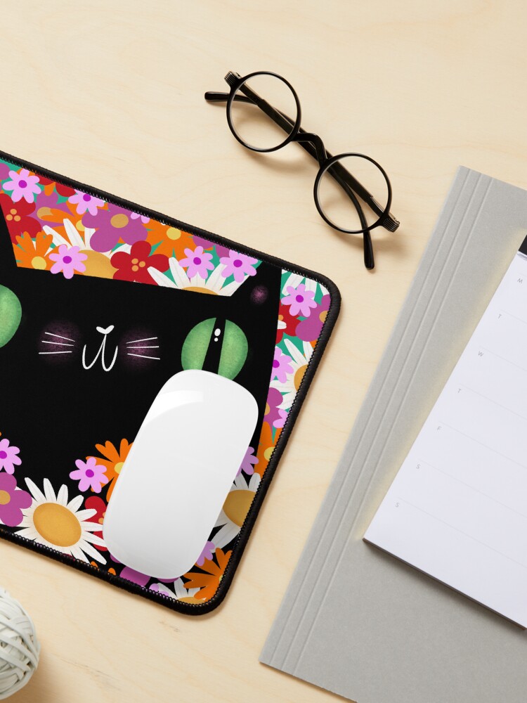 Aperçu 3 sur 5. Tapis de souris avec l'œuvre Fleurs de printemps du chat noir créée et vendue par gal-art.