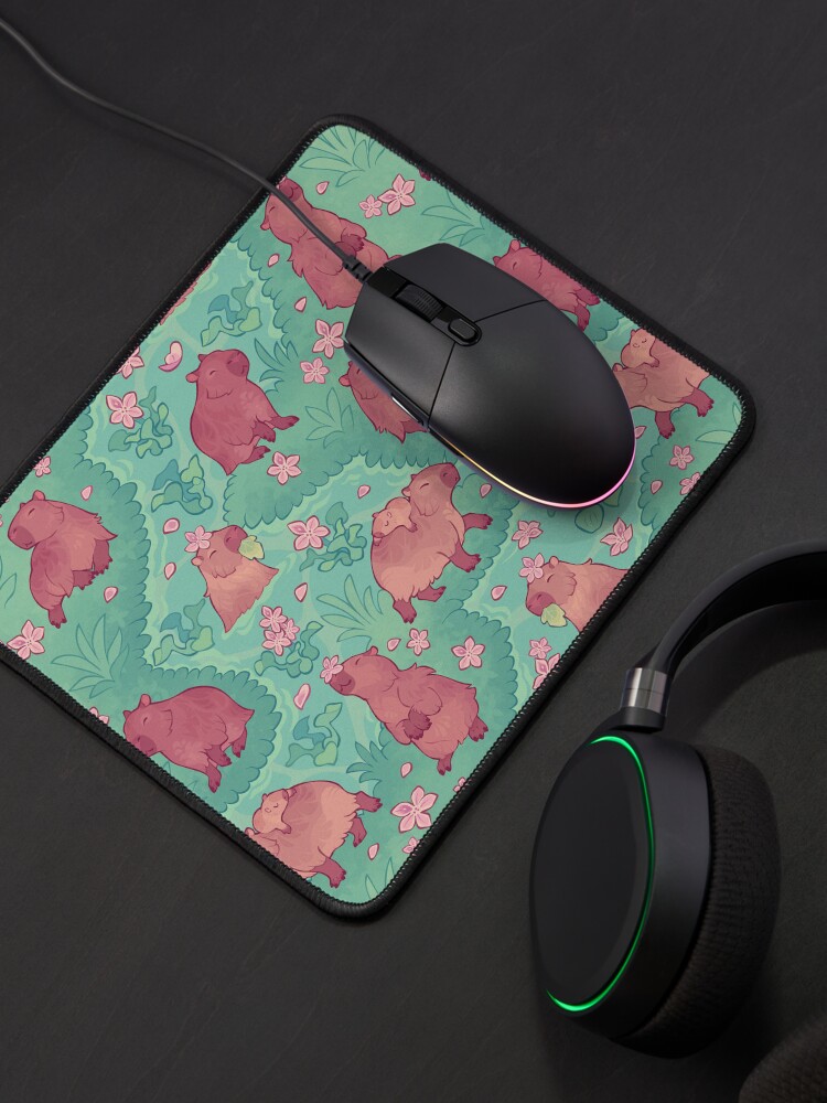 Aperçu 4 sur 5. Tapis de souris avec l'œuvre Capybaras de printemps créée et vendue par Colordrilos.