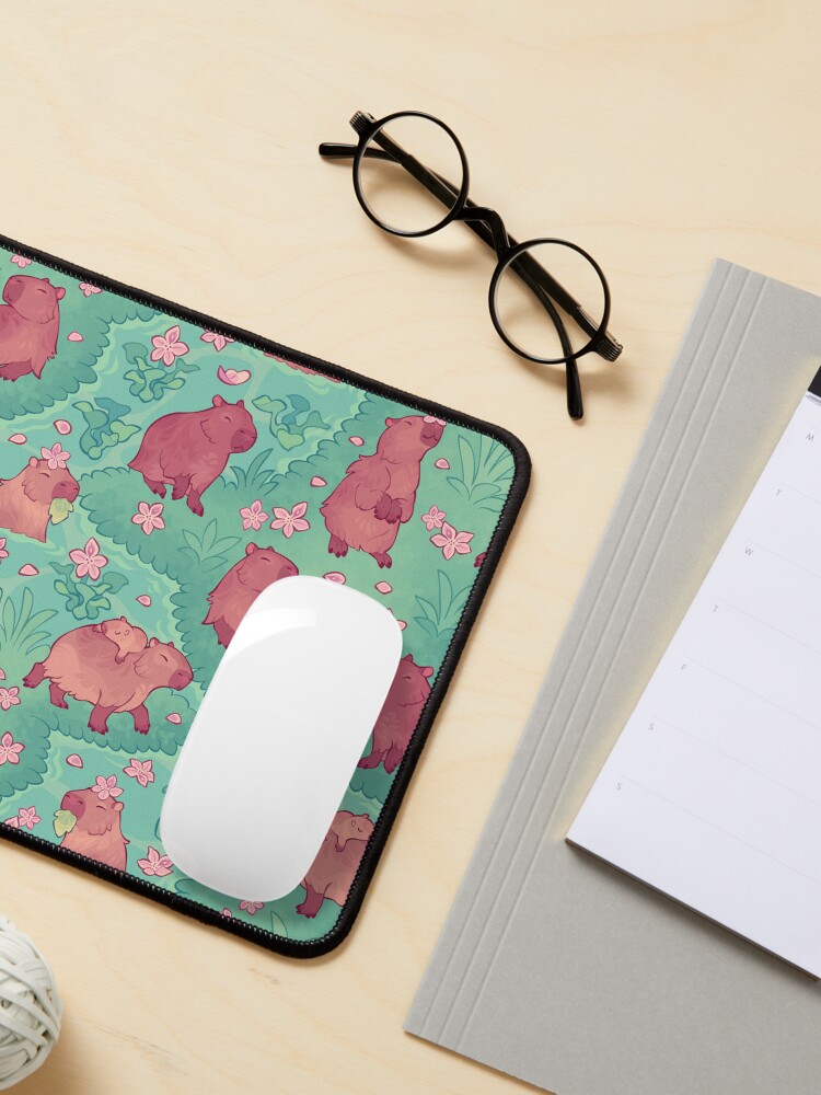 Aperçu 3 sur 5. Tapis de souris avec l'œuvre Capybaras de printemps créée et vendue par Colordrilos.