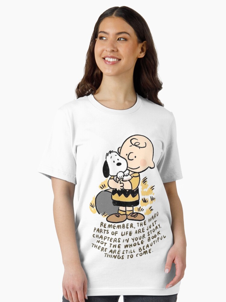 Imagen 1 de 7, Camiseta esencial con la obra La vida de Snoopy, diseñada y vendida por Satisbuy.
