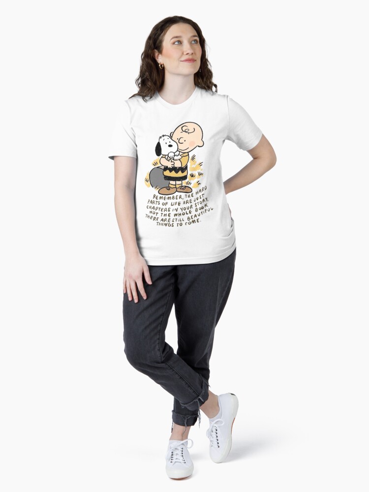 Imagen 4 de 7, Camiseta esencial con la obra La vida de Snoopy, diseñada y vendida por Satisbuy.
