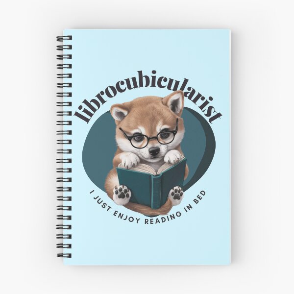 Artikelvorschau, Librocubicularist. Ein süßer Shiba Inu Welpe liest entworfen und verkauft von MySciPic.