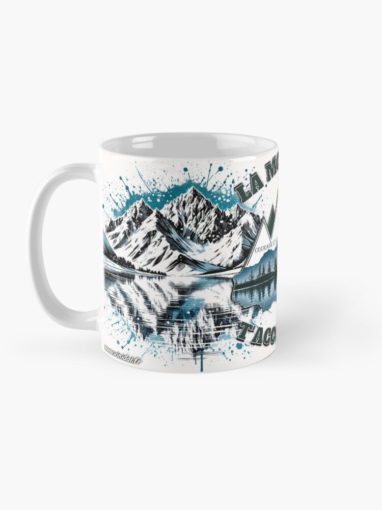 Aperçu 3 sur 6. Mug à café avec l'œuvre La vie est une Montagne. créée et vendue par Vinidal.