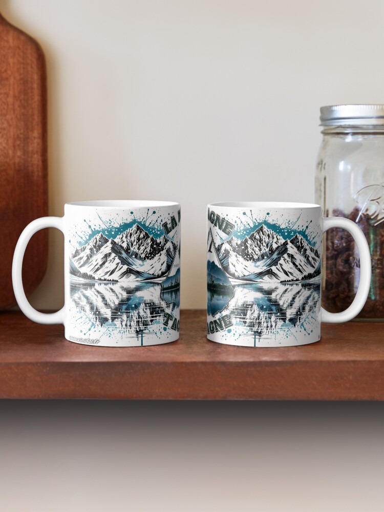 Aperçu 2 sur 6. Mug à café avec l'œuvre La vie est une Montagne. créée et vendue par Vinidal.