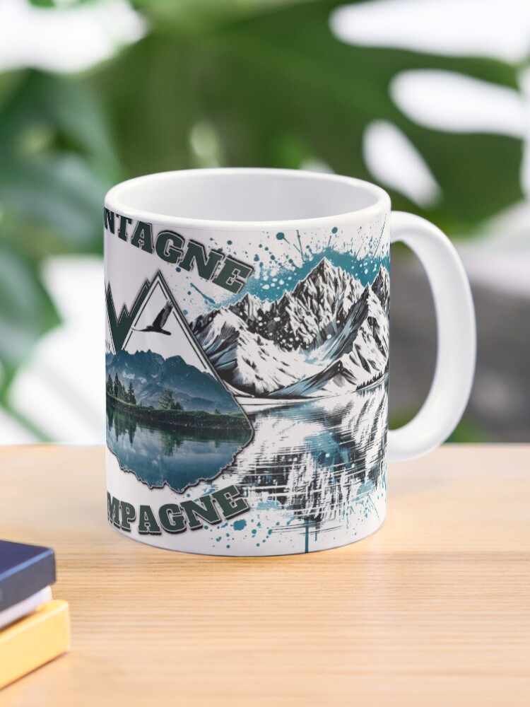 Aperçu 1 sur 6. Mug à café avec l'œuvre La vie est une Montagne. créée et vendue par Vinidal.