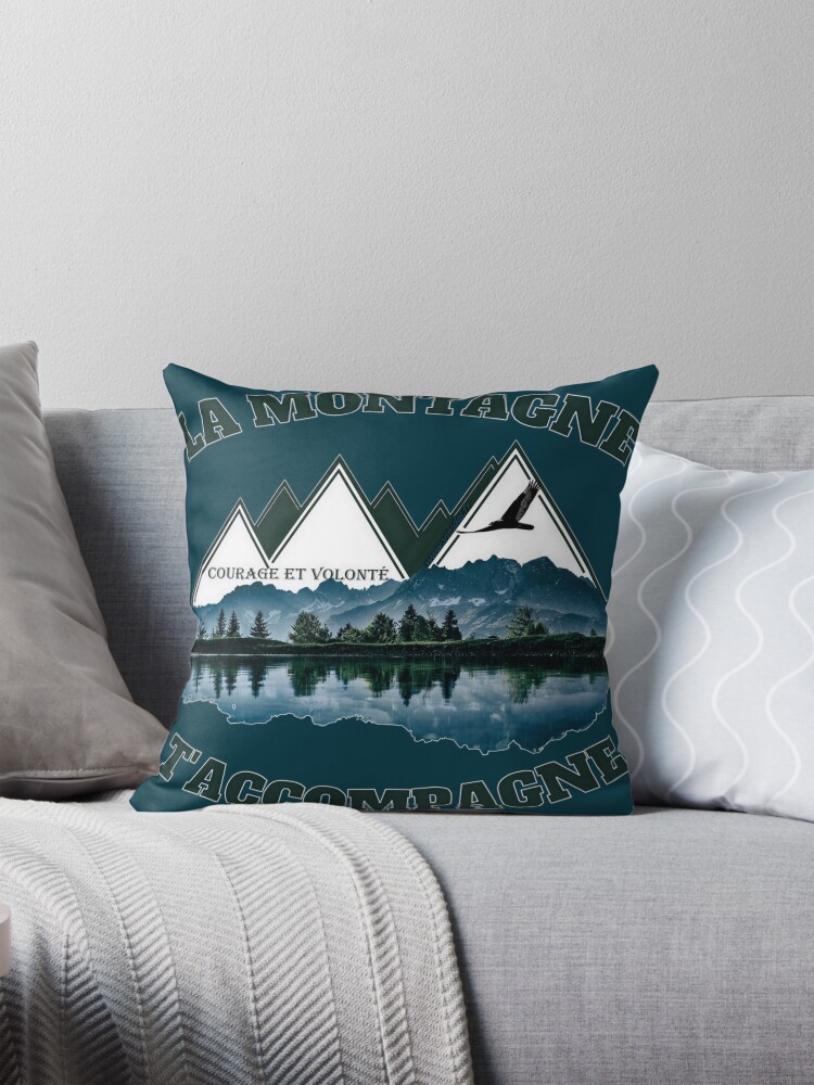 Aperçu 1 sur 4. Coussin avec l'œuvre La vie est une Montagne. créée et vendue par Vinidal.