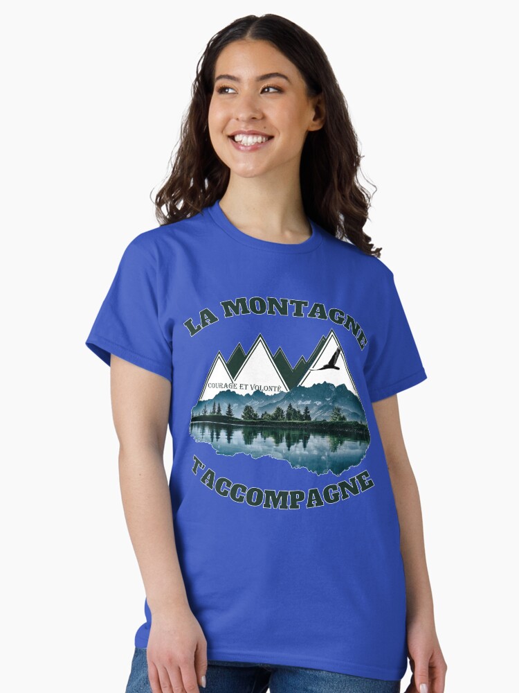 Aperçu 2 sur 7. T-shirt classique avec l'œuvre La vie est une Montagne. créée et vendue par Vinidal.
