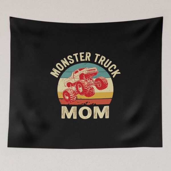 Aperçu de l'œuvre Conception graphique de Monster Truck vintage avec le texte « Mom » en gras – Rétro Off-Road Power créée et vendue par Colorful-Garden.