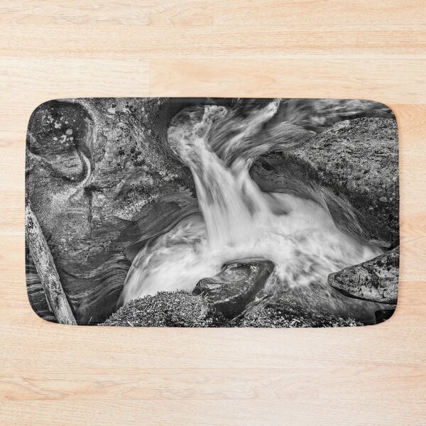 Artikelvorschau, Avalanche Gorge im Glacier-Nationalpark in Schwarzweiß entworfen und verkauft von Kay Brewer.