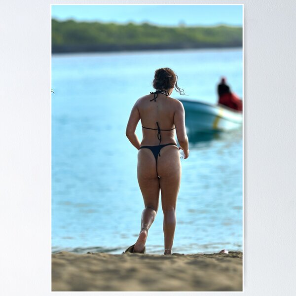 Aperçu de l'œuvre Fille sexy marchant sur la plage créée et vendue par lessplay.