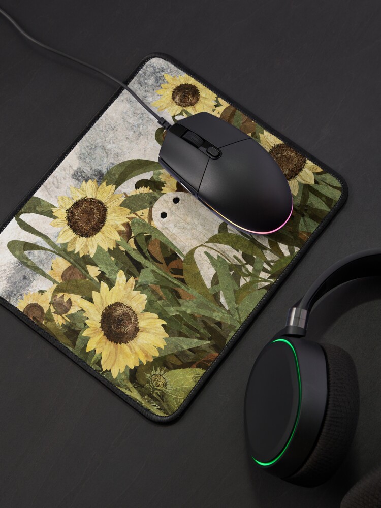 Aperçu 4 sur 5. Tapis de souris avec l'œuvre Il y a encore un fantôme dans le champ de tournesols... créée et vendue par katherineblower.