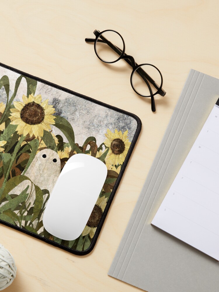 Aperçu 3 sur 5. Tapis de souris avec l'œuvre Il y a encore un fantôme dans le champ de tournesols... créée et vendue par katherineblower.